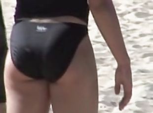 Candid bikini is worn by the amateur fem on the beach 07o