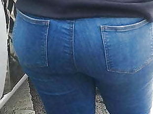 Bunny packed her ass in tight jeans in a candid street video