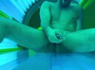 Big dick cumshot in the solarium on the sunbed