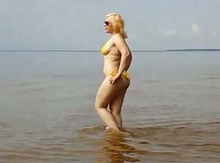 Culo, Al aire libre, Público, Amateur, Maduro, Madurita caliente, Playa, Pies, Rubia, Bikini