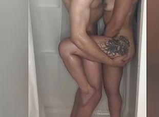 Baden, Dilettant, anal-Sex, Blasen, Creampie, Gesichtspunkt, Dusche, Turnhalle, Tattoo, Kleine titten