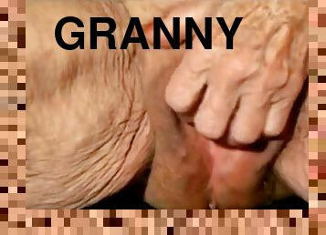 Granny still mouille