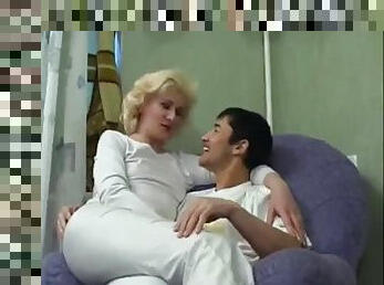 maman-et-garçon, vieux, russe, mature, milf, maman, jeune-18, plus-agée, vieux-jeune