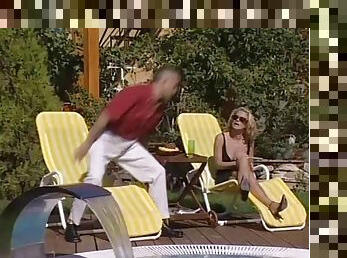 al-aire-libre, anal, mamada, madurita-caliente, vintage, rubia, piscina, italiano, culazo