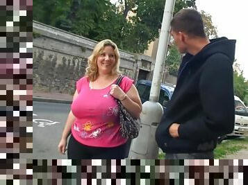 Mom with Huge Melons and a Huge Arse, gets Pickpocketed!