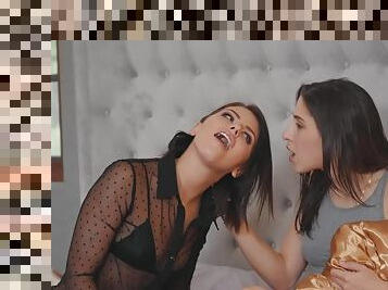 Adriana Chechik and Abella Danger make each other squirt
