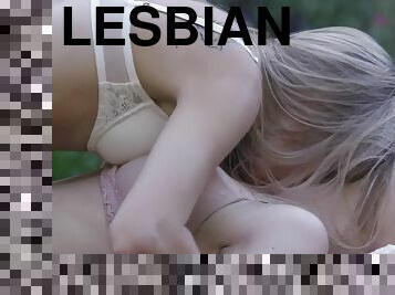 en-plein-air, babes, lesbienne, ados, hardcore, doigtage, blonde, rasé, jardin