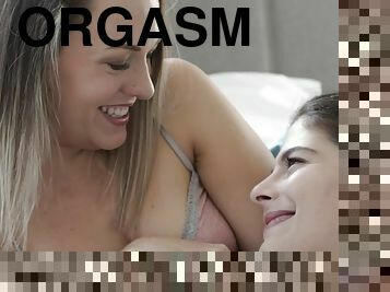 orgasme, vagina-pussy, sayang, lesbian-lesbian, remaja, permainan-jari, berambut-pirang, manis, bidadari, sangat-indah