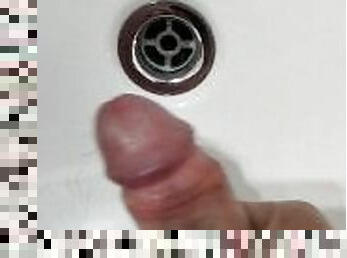 Masturbazione maschile solista con orgasmo fatto in bagno