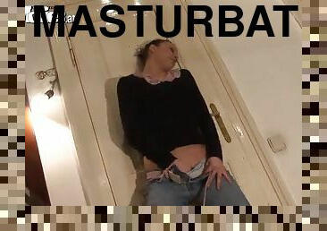 masturbacija, pička-pussy, s-pirsingom, obrijani, jeans