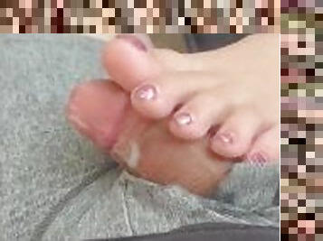 masturbation, amateur, ejaculation-sur-le-corps, milf, ados, pieds, point-de-vue, ejaculation, branlette-avec-les-pieds, bite