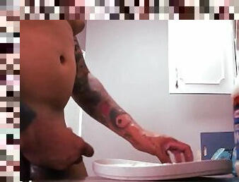 papa, amateur, ejaculation-sur-le-corps, gay, branlette, cuisine, ejaculation, solo, pappounet, tatouage