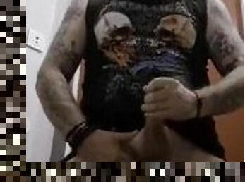 Bearded Scottish Metalhead Blows His Load in the Gym Toilet!