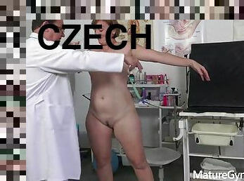 kancelária, doktor, bacuľaté, skrútené, fetišistické, české, bruneta, gynekologická-prehladka