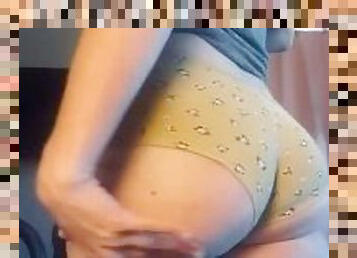 My jiggly pawg ass twerks in and out of tight leggings after a work out