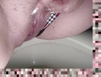 Closeups piss on her mature pussy