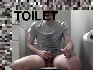 Young twink pisses all over himself on toilet