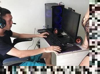 follandome a mi hermanastro mientras juega en su computadora - porno en español