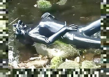 baignade, masturbation, en-plein-air, black, fétiche, latex, bottes, masque, caoutchouc