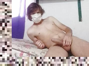 Chico flaco colgado masturbándose en la cama de mi pareja