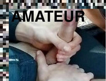 Homme se masturbe jusqu'à éjaculation en voiture