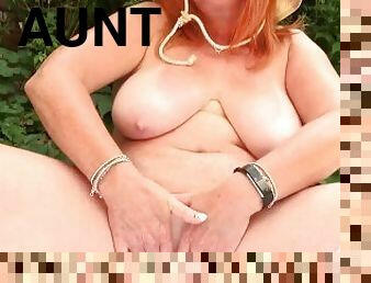 gros-nichons, masturbation, en-plein-air, mature, milf, rousse, tante, naturel, gros-seins, jardin