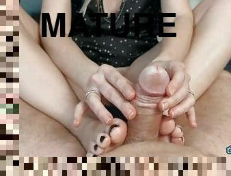 masturbation, amateur, mature, ejaculation-sur-le-corps, milf, branlette, couple, doigtage, point-de-vue, branlette-avec-les-pieds