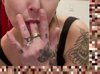 amaterski, sami, pušenje-smoking, tetovaže, male-sise