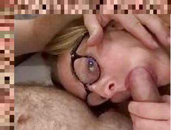 lunettes, maigre, amateur, fellation, hirondelle, pieds, ejaculation, sperme, fétiche, branlette-avec-les-pieds