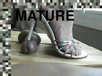 mature, milf, bdsm, pieds, fétiche, branlette-avec-les-pieds, femme-dominatrice