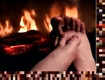 Warming my Feet up to give you a nice HOTT Footjob NO HEADPHONES REQUIRED