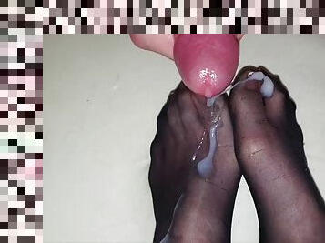 Cum on nylon feet