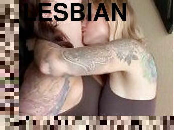 pantat, payudara-besar, amatir, lesbian-lesbian, pasangan, berciuman, berambut-pirang, berambut-cokelat, tato, kasar