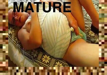 Hot mature masturbates