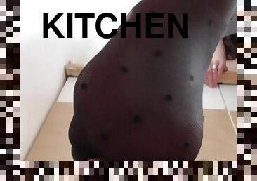 Kitchen-Trampling!