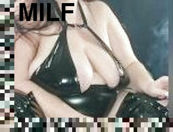 gros-nichons, milf, compilation, belle-femme-ronde, lingerie, percé, fétiche, latex, fumer, brunette