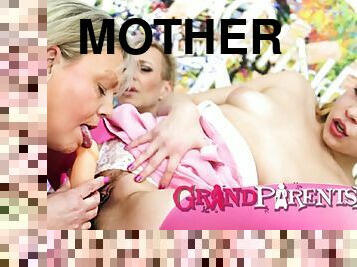 isot-tissit, isoäiti, vanha, pillu-pussy, remmidildo, kypsä, isoäiti-granny, lesbo-lesbian, lelu, ryhmäseksi
