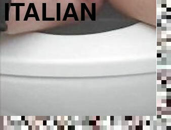 Coppia italiana manda il video all'amico gli piscia nelle mani coppiaprincipessa dialoghi italiani