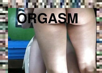 Apretada vagina de colegiala tiene un orgasmo con piernas temblorosas