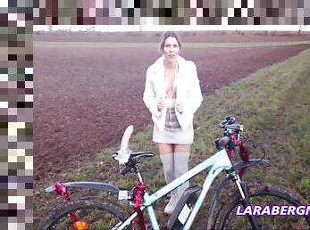 en-plein-air, milf, cam, voyeur, jupe-en-l’air, blonde, motard, noël