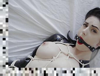 gros-nichons, bdsm, black, fétiche, latex, solo, bondage, brunette