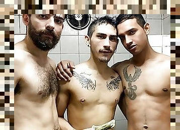 baignade, maigre, anal, fellation, gay, trio, jeune-18, douche, salle-de-gym, trésorerie