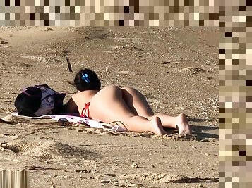 Publico Safada se masturbando na praia, Beach masturbation public flash caught on tape micro bikini