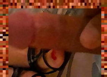 femme, ejaculation-sur-le-corps, milf, pieds, pute, branlette-avec-les-pieds, brunette, talons-hauts