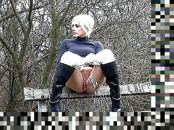 en-plein-air, pisser, public, maison, cam, voyeur, blonde, bottes, caché