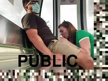Sexo publico en el metrocable