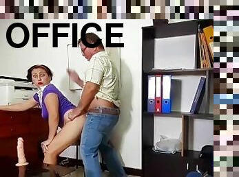 pisarna, javno, muca, tajnica, prihajanje, milf, hardcore, kremna-pita, pov, realnost