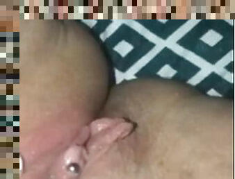 papa, grosse, masturbation, chatte-pussy, giclée, amateur, milf, couple, belle-femme-ronde, percé