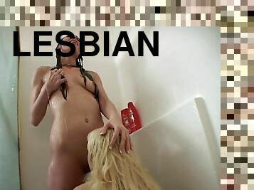 Lesbo twins eat pussy in the shower