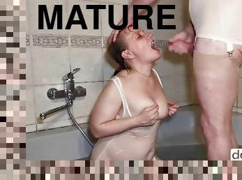 Mature amateur couple kinky sex in bathtub